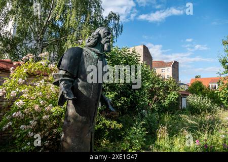 Comenius Garten, kleiner, ruhiger öffentlicher Garten mit Bäumen, Sträuchern und Blumenrabatten in Rixdord, Berlin-Neukölln, Comenius Garten, kleiner, ruhiger öffentlicher Garten mit Bäumen, Sträuchern und Blumenrabatten in Rixdord, Comenius-Denkmal, Berlin-Neukölln, *** Comenius Garten, klein, ruhiger öffentlicher Garten mit Bäumen, Sträuchern und Blumenbeeten in Rixdord, Berlin Neukölln, Comenius Garten, kleiner, ruhiger öffentlicher Garten mit Bäumen, Sträuchern und Blumenbeeten in Rixdord, Comenius Denkmal, Berlin Neukölln, Stockfoto