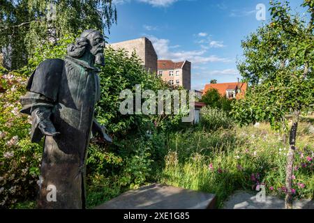 Comenius Garten, kleiner, ruhiger öffentlicher Garten mit Bäumen, Sträuchern und Blumenrabatten in Rixdord, Berlin-Neukölln, Comenius Garten, kleiner, ruhiger öffentlicher Garten mit Bäumen, Sträuchern und Blumenrabatten in Rixdord, Comenius-Denkmal, Berlin-Neukölln, *** Comenius Garten, klein, ruhiger öffentlicher Garten mit Bäumen, Sträuchern und Blumenbeeten in Rixdord, Berlin Neukölln, Comenius Garten, kleiner, ruhiger öffentlicher Garten mit Bäumen, Sträuchern und Blumenbeeten in Rixdord, Comenius Denkmal, Berlin Neukölln, Stockfoto