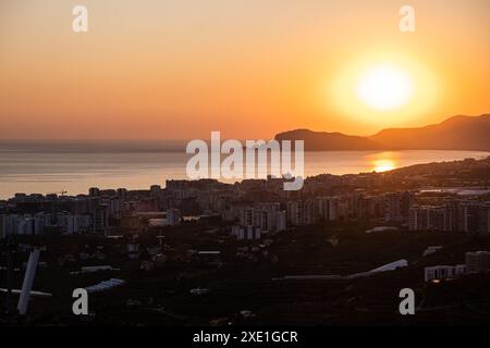 Wunderschöner Sonnenuntergang über dem mittelmeer und der Stadt Stockfoto