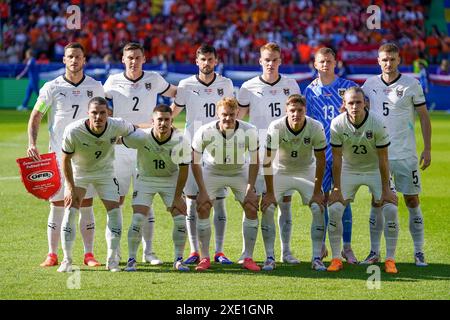 Berlin, Deutschland. Juni 2024. BERLIN, DEUTSCHLAND - 25. JUNI: Marko Arnautovic von Österreich, Marcel Sabitzer von Österreich, Maximilian Wober von Österreich, Romano Schmid von Österreich, Florian Grillitsch von Österreich, Nicolas Seiwald von Österreich, Philipp Lienhart von Österreich, Alexander Prass von Österreich, Torhüter Patrick Pentz von Österreich, Patrick Wimmer von Österreich, Stefan Posch aus Österreich beim Gruppenspiel der UEFA EURO 2024 zwischen den Niederlanden und Österreich am 25. Juni 2024 im Olympiastadion in Berlin. (Foto von Andre Weening/Orange Pictures)/Alamy Live News/Alamy Live News Stockfoto