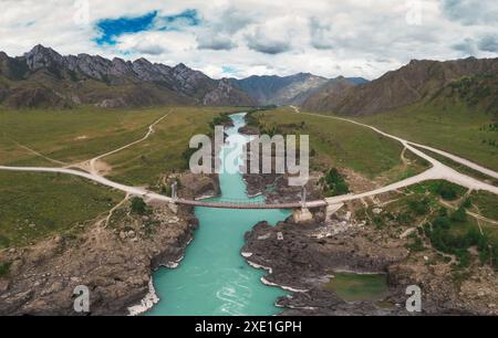 Die Stromschnellen des Katun-Flusses an Sommertagen an der Oroctoy-Brücke Stockfoto