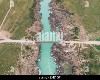 Die Stromschnellen des Katun-Flusses an Sommertagen an der Oroctoy-Brücke Stockfoto