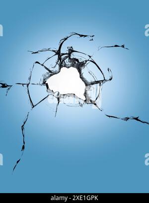 Risse auf dem blauen Glas, ein kaputtes Fenster nach dem Beschuss. Die Wirkung der Zerstörung beim Beschuss Stockfoto