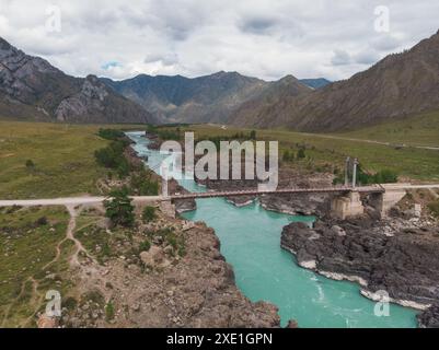 Die Stromschnellen des Katun-Flusses an Sommertagen an der Oroctoy-Brücke Stockfoto