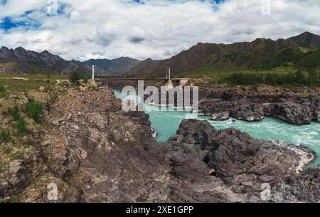 Die Stromschnellen des Katun-Flusses an Sommertagen an der Oroctoy-Brücke Stockfoto
