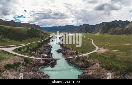 Die Stromschnellen des Katun-Flusses an Sommertagen an der Oroctoy-Brücke Stockfoto