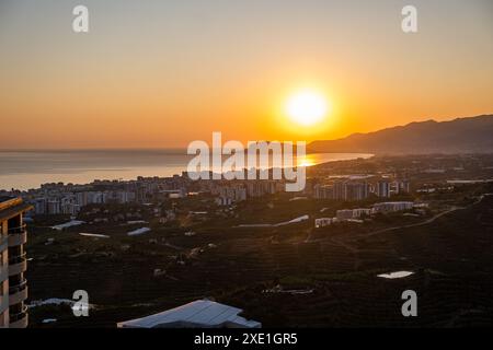 Wunderschöner Sonnenuntergang über dem mittelmeer und der Stadt Stockfoto