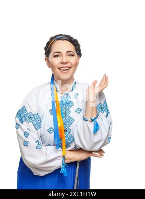 Schöne Erwachsene ukrainische Frau in Nationalkleidung. Attraktive ukrainische Frau in traditioneller ukrainischer Stickerei, iso Stockfoto