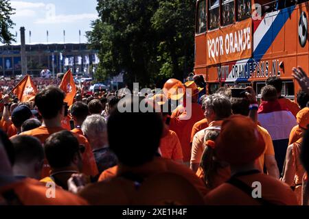 Berlin, Deutschland. Juni 2024. Fußball, UEFA Euro 2024, Europameisterschaft, Niederlande - Österreich, Vorrunde, Gruppe D, Spieltag 3. Niederländische Fans feiern vor dem Spiel, während sie zum Olympiastadion laufen. Quelle: Carsten Koall/dpa/Alamy Live News Stockfoto