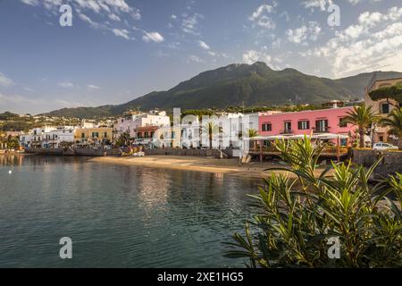 Geografie / Reisen, Italien, Kampanien, Strand Lacco Ameno, Ischia, ADDITIONAL-RIGHTS-CLEARANCE-INFO-NOT-AVAILABLE Stockfoto