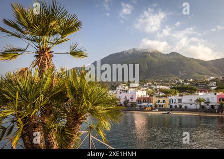 Geografie / Reise, Italien, Kampanien, Lacco Ameno Küstenstadt, Ischia, ADDITIONAL-RIGHTS-CLEARANCE-INFO-NOT-AVAILABLE Stockfoto