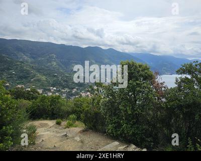 Wunderschöner Blick auf das Dorf Monterosso in Cinque Terre, Ligurien, Italien. Steile Treppen mit Sand und Kies. Stockfoto