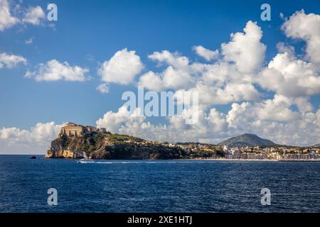 Geographie / Reise, Italien, Kampanien, Procida vom Meer aus gesehen, ADDITIONAL-RIGHTS-CLEARANCE-INFO-NOT-AVAILABLE Stockfoto