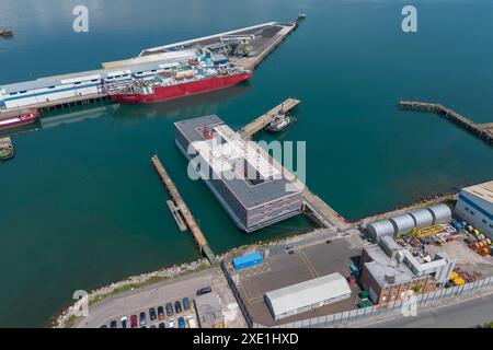 Portland, Dorset, Großbritannien. Juni 2024. Allgemeiner Blick aus der Luft des Bibby Stockholm Asylbewerber-Binnenschiffs am Portland Port bei Weymouth in Dorset. Bildnachweis: Graham Hunt/Alamy Live News Stockfoto