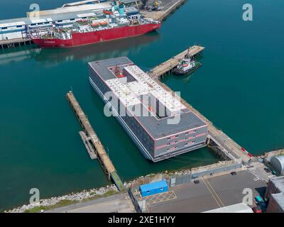 Portland, Dorset, Großbritannien. Juni 2024. Allgemeiner Blick aus der Luft des Bibby Stockholm Asylbewerber-Binnenschiffs am Portland Port bei Weymouth in Dorset. Bildnachweis: Graham Hunt/Alamy Live News Stockfoto