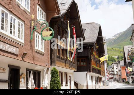 Anton Geisser 20.06.2024 Andermatt Schweiz. Bild : Alte Holzhaeuser mit Urner Fahnen Schweizer Alpen Samih Onsi Sawiris *** Anton Geisser 20 06 2024 Andermatt Schweiz Bild Alte Holzhäuser mit URI-Fahnen Schweizer Alpen Samih Onsi Sawiris Stockfoto