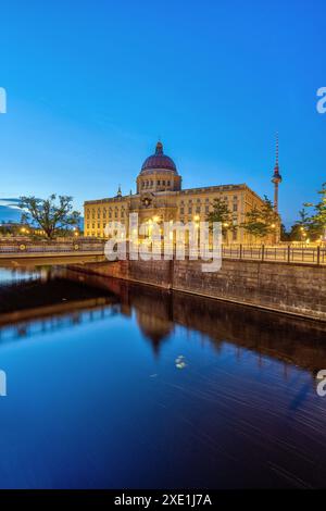 Der rekonstruierte Berliner Stadtpalast und der berühmte Fernsehturm nach Sonnenuntergang Stockfoto