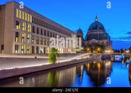 Die moderne Rückseite des Stadtpalastes, der Kathedrale und der Spree in Berlin bei Nacht Stockfoto