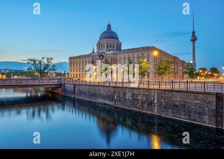 Der rekonstruierte Berliner Stadtpalast und der berühmte Fernsehturm in der Dämmerung Stockfoto