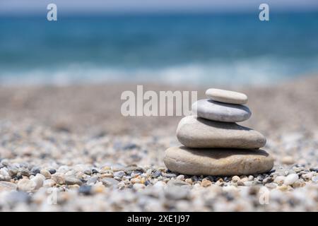 An der Küste liegen runde Steine übereinander in einer Säule Stockfoto