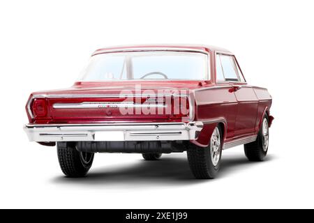 Izmir, Türkei - 4. Juni 2024: Rückansicht und partielle Seitenansicht eines Spielzeugautos Chevrolet Nova SS 1970 auf weißem Hintergrund. Stockfoto