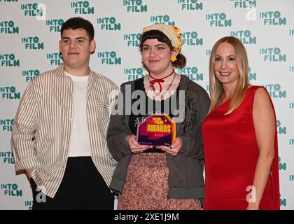 LONDON, GROSSBRITANNIEN. Juni 2024. Caireen Ferguson, 19 Jahre alt, mit dem Preis für beste Animation, 12 und älter für „Frog Flight“ mit der Preismoderatorin Tobie Donovan (L) und Joanne Froggatt bei den Into Film Awards 2024 am Odeon Luxe Leicester Square am 25. Juni 2024 in London, England. Quelle: Siehe Li/Picture Capital/Alamy Live News Stockfoto