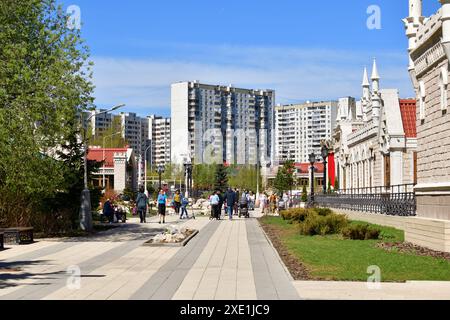 Moskau, Russland - Mai 11. 2021. Muscovites gehen auf dem Boulevard in Zelenograd Stockfoto