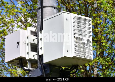 Moskau, Russland - 14. Mai. 2021. Basisstationen für Mobilfunknetze an einem Pol Stockfoto