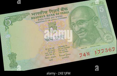 5-Rupien-Banknote, gedruckt von Indien, auf der Mahatma Gandhi rechts, Reserve Bank Siegel und Lion Capital of Asoka Spalte Stockfoto