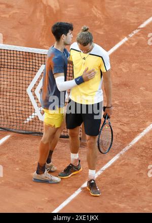 Der spanische Tennisspieler Carlos Alcaraz tröstet seinen Gegner Alexander Zverev (GER) nach dem Sieg bei den French Open, Roland Garros, Paris, Frankreich. Stockfoto