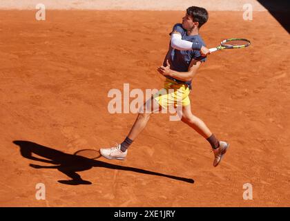 Der spanische Tennisspieler Carlos Alcaraz in Aktion bei den French Open, Roland Garros, Paris, Frankreich. Stockfoto