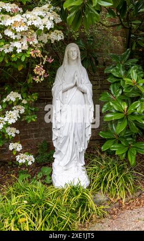 Eine religiöse Gartenstatue der Muttergottes, Mutter Maria Stockfoto