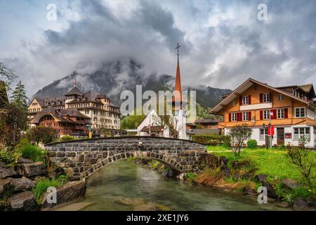 Kandersteg Schweiz, Skyline am Kander River und Evangelische Kirche Stockfoto