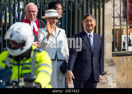 London, Großbritannien. 25. Juni 2024. Kaiser Naruhito und Kaiserin Masako von Japan verlassen die Westminster Abbey. Der Kaiser legte einen Kranz an das Grab des Unbekannten Kriegers und ihre Majesties unternahmen eine Tour durch die Abbey, begleitet vom Dekan von Westminster. Der Kaiser und die Kaiserin von Japan besuchen das Vereinigte Königreich zu einem Staatsbesuch, der aufgrund der COVID-19-Pandemie verschoben wurde. Quelle: Stephen Chung / Alamy Live News Stockfoto