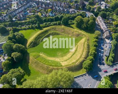 Dorchester, Dorset, Großbritannien. Juni 2024. Wetter in Großbritannien. Aus der Vogelperspektive des Maumbury Rings Amphitheaters in Dorchester in Dorset an einem Tag mit glühend heißer Sonne. Maumbury Rings ist eine neolithische Henge im Süden von Dorchester. Während der römischen Besatzung wurde das Gelände als Amphitheater für die Bürger der nahegelegenen römischen Stadt Durnovaria (Dorchester) umgebaut. Bildnachweis: Graham Hunt/Alamy Live News Stockfoto