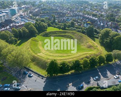 Dorchester, Dorset, Großbritannien. Juni 2024. Wetter in Großbritannien. Aus der Vogelperspektive des Maumbury Rings Amphitheaters in Dorchester in Dorset an einem Tag mit glühend heißer Sonne. Maumbury Rings ist eine neolithische Henge im Süden von Dorchester. Während der römischen Besatzung wurde das Gelände als Amphitheater für die Bürger der nahegelegenen römischen Stadt Durnovaria (Dorchester) umgebaut. Bildnachweis: Graham Hunt/Alamy Live News Stockfoto