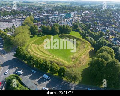 Dorchester, Dorset, Großbritannien. Juni 2024. Wetter in Großbritannien. Aus der Vogelperspektive des Maumbury Rings Amphitheaters in Dorchester in Dorset an einem Tag mit glühend heißer Sonne. Maumbury Rings ist eine neolithische Henge im Süden von Dorchester. Während der römischen Besatzung wurde das Gelände als Amphitheater für die Bürger der nahegelegenen römischen Stadt Durnovaria (Dorchester) umgebaut. Bildnachweis: Graham Hunt/Alamy Live News Stockfoto