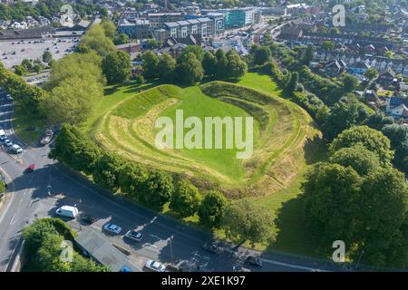 Dorchester, Dorset, Großbritannien. Juni 2024. Wetter in Großbritannien. Aus der Vogelperspektive des Maumbury Rings Amphitheaters in Dorchester in Dorset an einem Tag mit glühend heißer Sonne. Maumbury Rings ist eine neolithische Henge im Süden von Dorchester. Während der römischen Besatzung wurde das Gelände als Amphitheater für die Bürger der nahegelegenen römischen Stadt Durnovaria (Dorchester) umgebaut. Bildnachweis: Graham Hunt/Alamy Live News Stockfoto