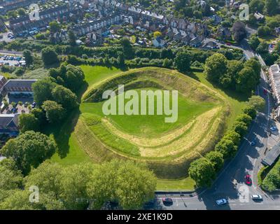 Dorchester, Dorset, Großbritannien. Juni 2024. Wetter in Großbritannien. Aus der Vogelperspektive des Maumbury Rings Amphitheaters in Dorchester in Dorset an einem Tag mit glühend heißer Sonne. Maumbury Rings ist eine neolithische Henge im Süden von Dorchester. Während der römischen Besatzung wurde das Gelände als Amphitheater für die Bürger der nahegelegenen römischen Stadt Durnovaria (Dorchester) umgebaut. Bildnachweis: Graham Hunt/Alamy Live News Stockfoto