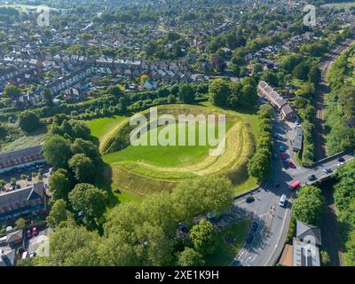 Dorchester, Dorset, Großbritannien. Juni 2024. Wetter in Großbritannien. Aus der Vogelperspektive des Maumbury Rings Amphitheaters in Dorchester in Dorset an einem Tag mit glühend heißer Sonne. Maumbury Rings ist eine neolithische Henge im Süden von Dorchester. Während der römischen Besatzung wurde das Gelände als Amphitheater für die Bürger der nahegelegenen römischen Stadt Durnovaria (Dorchester) umgebaut. Bildnachweis: Graham Hunt/Alamy Live News Stockfoto
