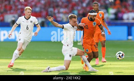Berlin, Deutschland. Olympia-Stadion, 25-06-2024, Fußball-Europameisterschaft Euro2024, Gruppenspiel Nr. 31 zwischen den Niederlanden und Österreich, österreichischer Spieler Philipp Lienhart, niederländischer Spieler Memphis Depay Credit: Pro Shots/Alamy Live News Stockfoto