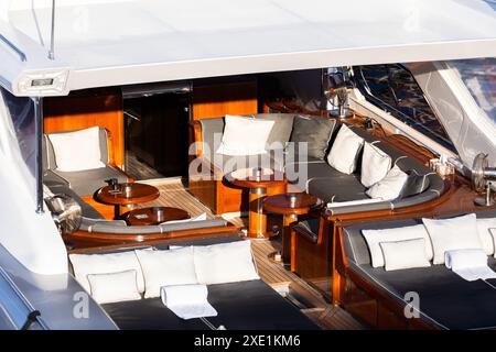 Luxusyacht. Komfortables, teures Holzdesign für Urlaubs- und Erholungstourismus oder Reise- und Wohlstandskonzept. Stockfoto