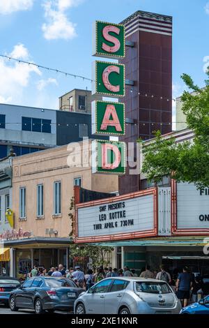 Eine lange Schlange für Leopold's Ice Cream unter dem SCAD (Savannah College of Art & Design) Trustee's Theater im Zentrum von Savannah, Georgia. Stockfoto