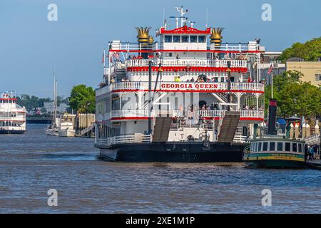 Besucher, die an Bord des Georgia Queen Riverboat entlang der River Street in Savannah, Georgia, gehen für eine Bootstour mit Abendessen auf dem Savannah River. (USA) Stockfoto