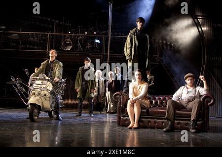 Auf dem Roller: Jack Roth (Jimmy / Irre) 2. Links: George Maguire (Jimmy / Tough Guy) stehend auf dem Sofa: Rob Kendrick (Jimmy / Heuchler) mit Kirsty Malone (Mama), John Schumacher (Dad) in QUADROPHENIA im Theatre Royal Brighton, East Sussex, England 03/09/2009 Musik, Text & Konzept von Pete Townshend Bühnenadaption von Jeff Young, John O'Hara & Tom Critchley Set Design: Sophie Khan Kostüme: Carl Perry Beleuchtung: ACE McCarron Choreografie: Frances Newman Fights: Kevin McCurdy Regie: Tom Critchley Stockfoto