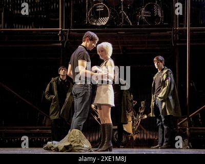 l-r: George Maguire (Jimmy / Tough Guy), Ryan O'Donnell (Jimmy / Romantic), Sydney Rae White (The Girl), Jack Roth (Jimmy / Lunatic), Rob Kendrick (Jimmy / Heuchler) in QUADROPHENIA im Theatre Royal Brighton, East Sussex, England 03/09/2009 Musik, Text & Konzept von Pete Townshend Bühnenadaption von Jeff Young, John O'Hara & Tom Critchley Set-Design: Sophie Khan Kostüme: Carl Perry Beleuchtung: ACE McCarron Choreografie: Frances Newman Fights: Kevin McCurdy Regisseur: Tom Critchley Stockfoto