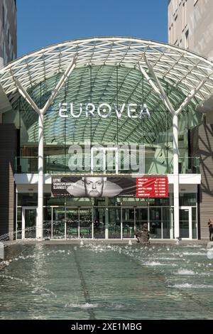 Bratislava, Slowakei - 15. Juli 2023: Eurovea Einkaufszentrum in Bratislava. Eurovea ist eine Geschäfts-, Einzelhandels- und Privatkundengesellschaft Stockfoto