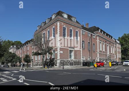 Das Parsons Library Building an der Guildford Street und Doughty Street, Bloomsbury, London, Großbritannien. Erbaut in den 1930er Jahren zu Ehren des Ingenieur Sir Charles Parsons Stockfoto