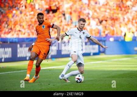 Berlin, Deutschland. Dienstag, 25. Juni 2024.Stefan Posch (Oesterreich, #05) im Zweikampf mit Cody Gakpo (Niederlande, #11), GER, Niederlande (NED) vs. Österreich (AUT), Fussball Europameisterschaft, UEFA EURO 2024, Gruppe D, 3. Spieltag, 25.06.2024 Foto: Eibner-Pressefoto/Michael Memmler/Alamy Live News Stockfoto