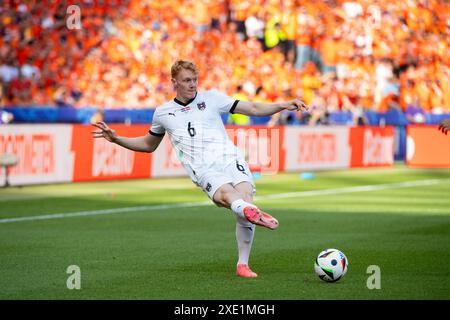 Berlin, Deutschland. Dienstag, 25. Juni 2024. Nicolas Seiwald (Oesterreich, #06) am Ball, GER, Niederlande (NED) gegen Österreich (AUT), Fussball Europameisterschaft, UEFA EURO 2024, Gruppe D, 3. Spieltag, 25.06.2024 Foto: Eibner-Pressefoto/Michael Memmler/Alamy Live News Stockfoto